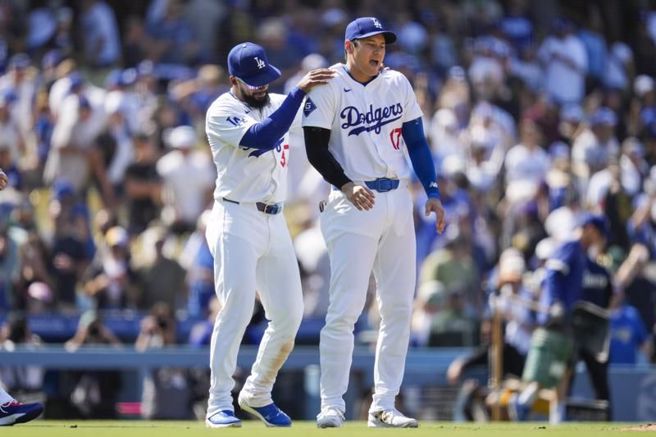 道奇T.赫南德兹(左)与大谷翔平庆祝赢球。（美联社）
