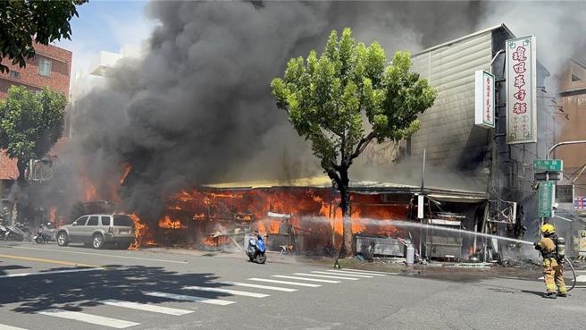 高雄市港式料理餐厅「琼姐车仔麵」昨下午被大火烧毁。（图／民眾提供）