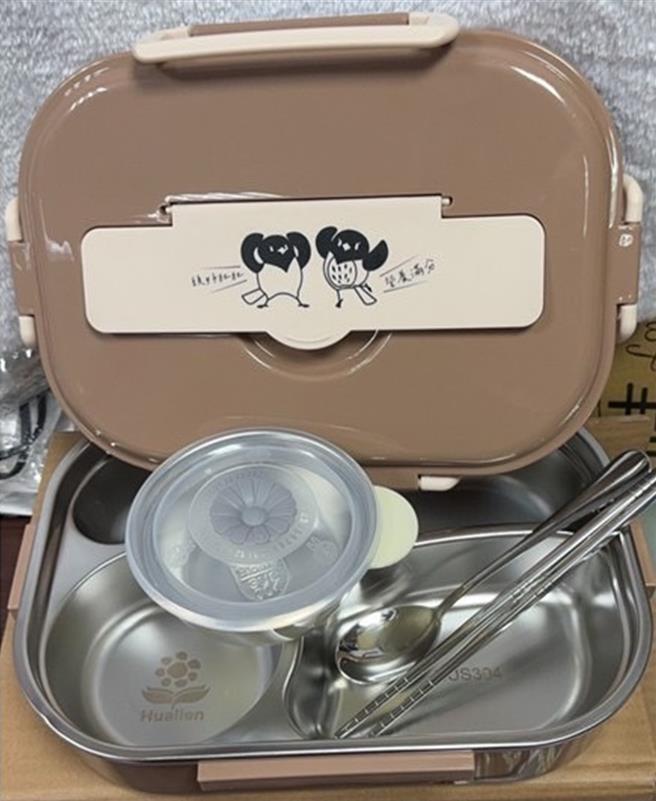 花莲县政府强化学童防灾能力及身体健康，特别准备防灾头套及订制餐具组，将送给国小新生作为入学礼；图为订制餐具组。（花莲县政府提供／罗亦晽花莲传真）