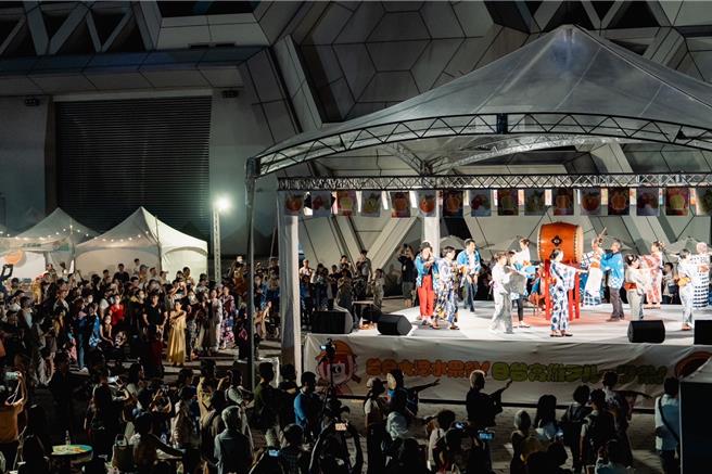台日大港水果祭兩天共吸引十萬民眾參與，25日晚間民眾齊跳盆舞充滿夏日祭典氛。（高市府行國處提供）