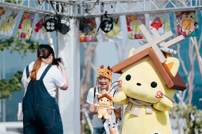 高人氣KOL阿部瑪利亞、蜜柑站長及島根貓接力現身水果祭鮮果快閃店。（高市府行國處提供）