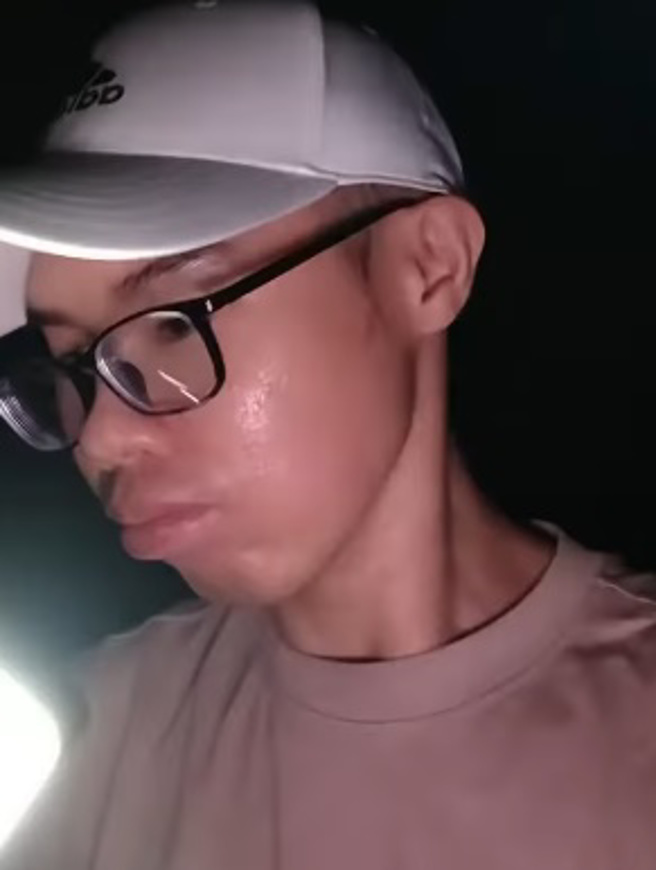 邓佳华直播疑似卡到阴，脸色发白蹲在路边狂吐。（图／胡文英脸书）