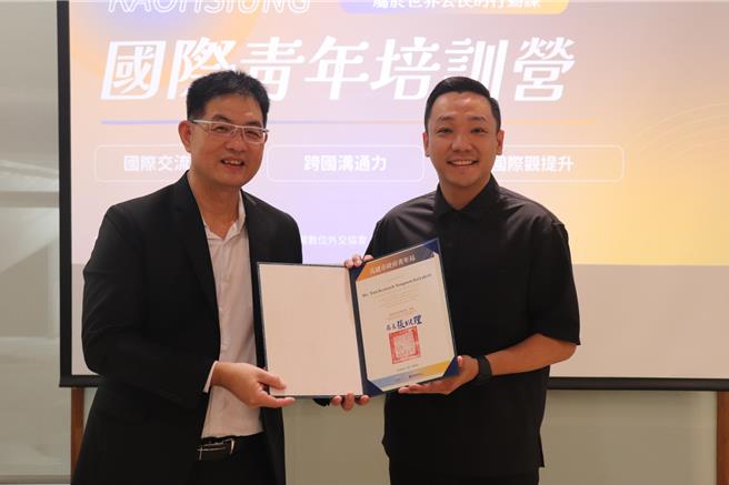 高市青年局张以理局长(右)致赠感谢状予泰国贸易经济办事处劳工处高雄分处。（青年局提供）