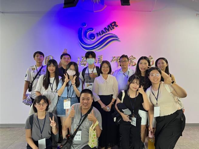 国家海洋研究院李宝卿副院长(中)热情迎接青年学生，介绍海洋政策之研究及成果。（青年局提供）