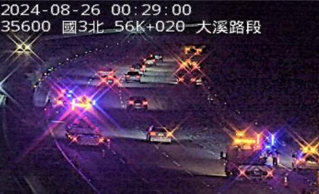 砂石车国3沿途掉落砂石害惨后方12车车祸，4人送伤送医。(国道警方提供／吕筱蝉桃园传真)