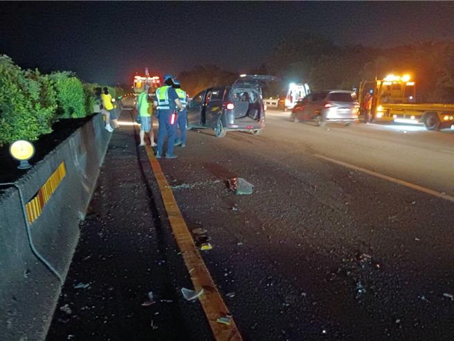 砂石车国3沿途掉落砂石害惨后方12车车祸，4人送伤送医。(国道警方提供／吕筱蝉桃园传真)