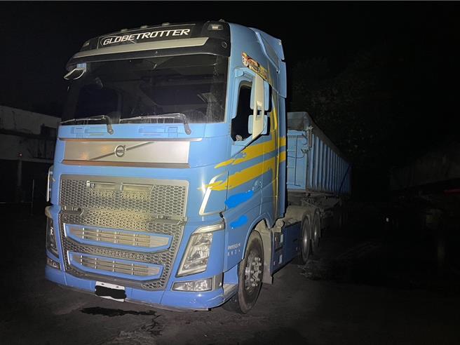 砂石车国3沿途掉落砂石害惨后方12车车祸，4人送伤送医。(国道警方提供／吕筱蝉桃园传真)