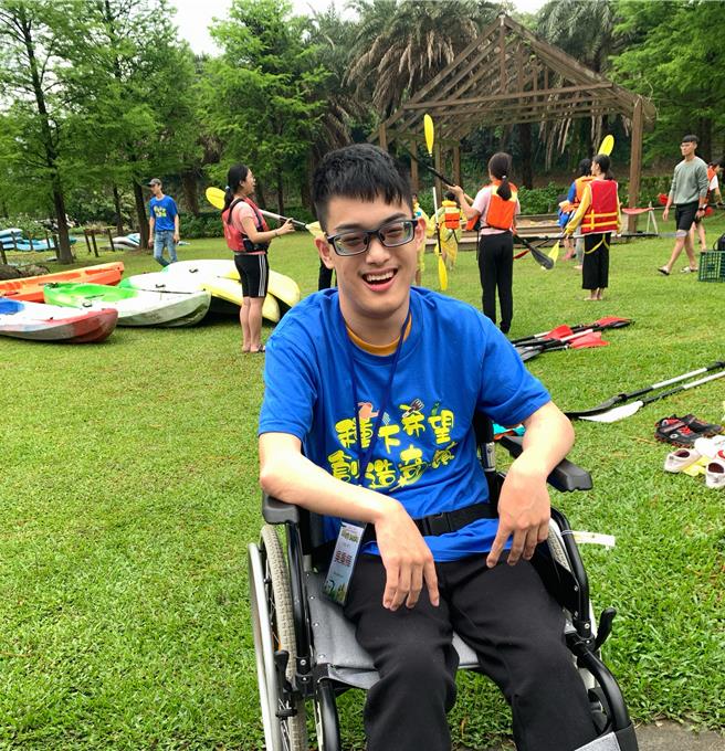 三重商工应用外语科吴秉桦，本身为重度脑性麻痹，高二时取得多益965分优异成绩，不因自身条件受限，更努力勇敢实践梦想。（新北市教育局提供）