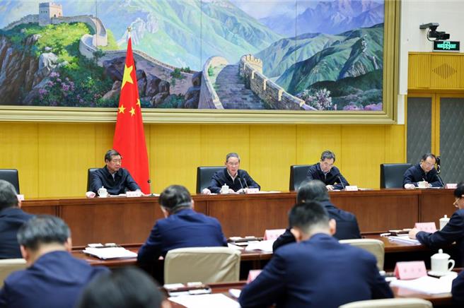 大陆总理李强今年3月出席，「国务院防范化解地方债务风险工作视讯会议」。（摘自新华社）