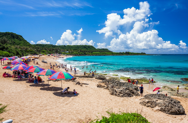 垦丁沙滩上阳伞出租业者，每年需缴2000元至6000元不等的营运权利金。（示意图，shutterstock／达志）