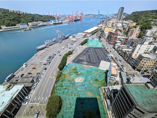 基隆市长谢国梁26日表示，原威海营区基地在军港西迁后，将与航港局合作，朝向复合式商场及饭店的方向规画，预计明年第三季开始展开招商说明会。（张志康摄）