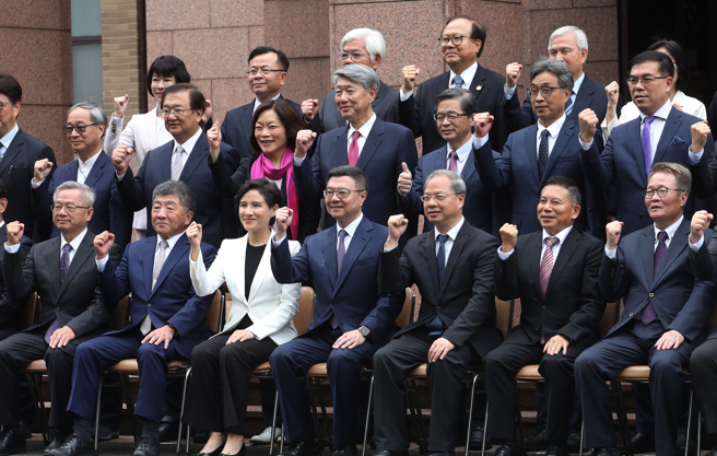 图为行政院长卓荣泰（前排中）5月20日率副院长郑丽君（前排左三）及秘书长龚明鑫（前排右三）与新阁员们一起拍大合照。（资料照,刘宗龙摄）