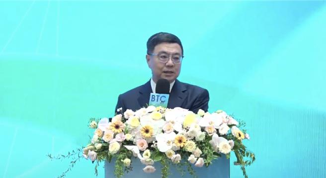 行政院长卓荣泰今参与「2024年生技产业策略谘议委员会议（BTC）」开幕式，他表示，无论是半导体、人工智慧等都是赖清德总统「五大信赖产业」最优先执行项目，盼台湾成为人工智慧之岛，辅以健康台湾的理念，同时抓住科技融合和产业链重组的发展趋势。（翻摄自国科会直播）