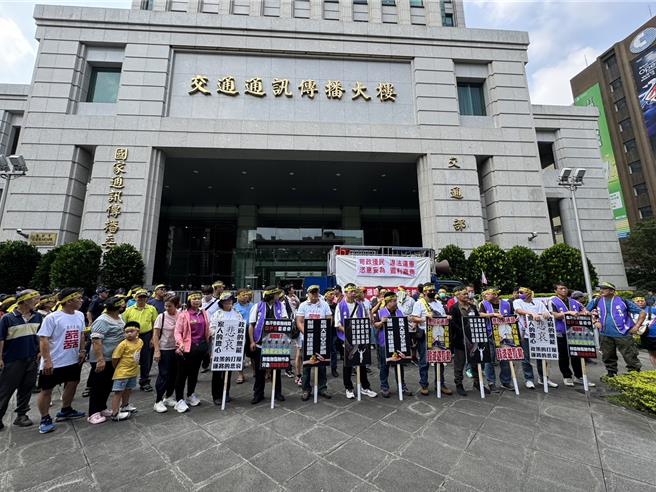 新北市游览车驾驶职业工会上午动员约50辆车、近百人至交通部抗议，要求取消强制装设刷卡机，或由交通部全额补助。（陈佑诚摄）