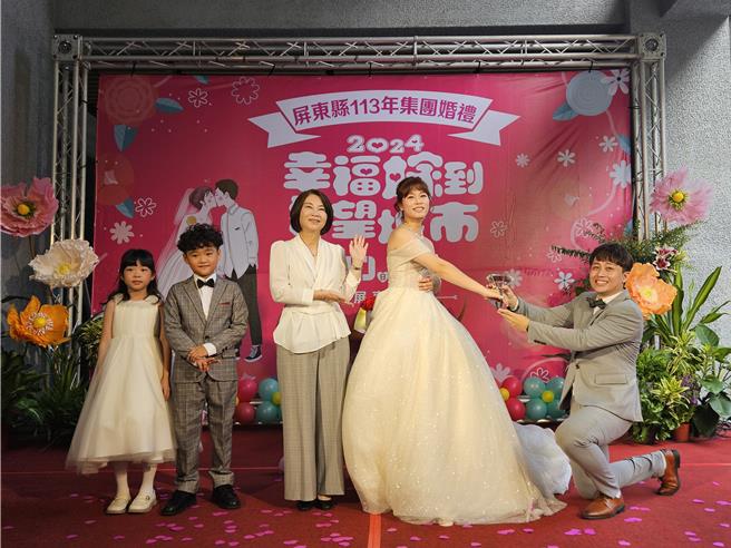 屏东县集团结婚除了赠送万元提货券，县长周春米（右三）还加码送日本东京、韩国首尔双人来回蜜月机票及总价值8万元的抽奖家电礼。（罗琦文摄）