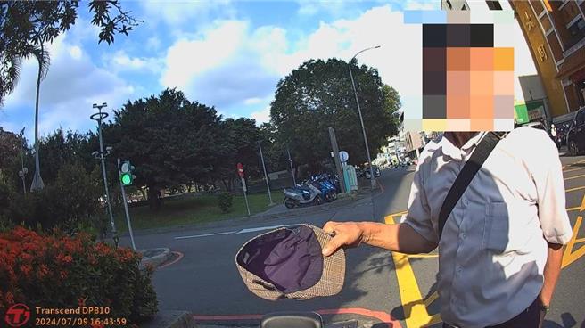 55歲潘姓男子騎機車未戴安全帽遭警攔檢，卻多次錯報字號，還佯稱肚子痛要找廁所，最後被發現他是通緝犯。（台中市警五分局提供／馮惠宜台中傳真）