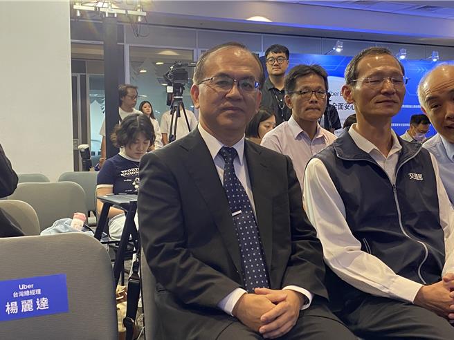 交通部代理部长陈彦伯（左1）。（陈佑诚摄）