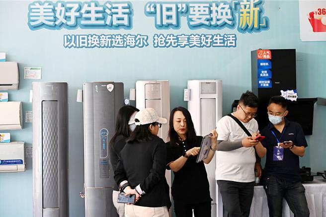 大陆商务部等4部门印发新政策文件，明确家电「以旧换新」补贴包含冰箱、洗衣机、电视等「8＋N」类，且每件最高2000人民币。（新华社）