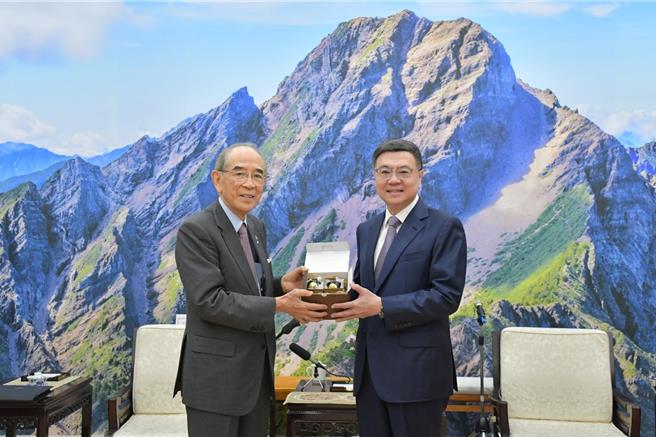 行政院长卓荣泰今接见日本台湾交流协会会长大桥光夫，卓荣泰在致词时提及，自己与前驻日代表谢长廷、新任驻日代表李逸洋关系密切。（行政院提供）