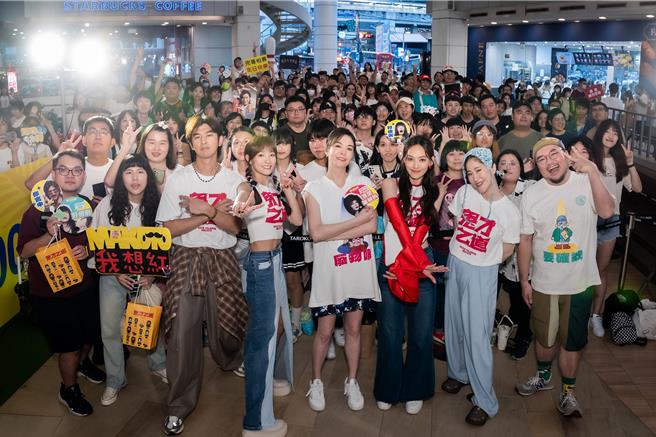 大雨仍不減粉絲熱情，台中見面會吸引滿場影迷朝聖。（牽猴子提供）