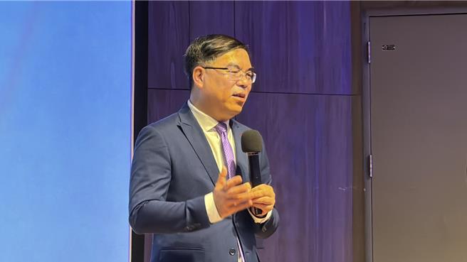 環境部長彭啓明表示，達成淨零排放是艱鉅的任務，政府推動綠色經濟發展，希望實現環境保護與經濟發展雙贏。（陳育賢攝）