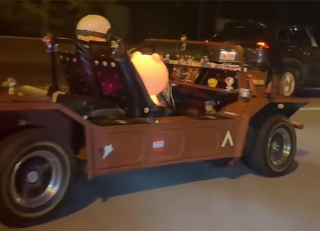 跑跑卡丁车开上国道引热议，国道警方及监理站澄清，今年4月间在监理站检验合格，上国道没有问题。(取自社会事新闻影音／吕筱蝉桃园传真)