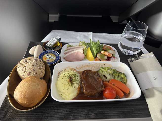 原PO拿到机组员的员工餐。（图／翻摄自星宇航空 讨论区 STARLUX Airlines）