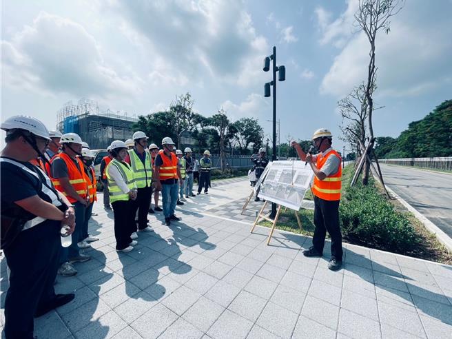 云林县政府为连结虎尾镇市区与高铁特定区，争取经费拓宽芒果大道，26日举办施工观摩，藉此落实全球永续发展目标SDG9，加速连结虎尾双都心。（张朝欣摄）