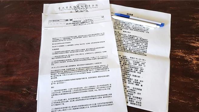 陈姓死者家属控诉北荣台东分院医疗疏失并提出诸多疑点，26日至台东县议会递交陈情书。（民眾提供／萧嘉蕙台东传真）