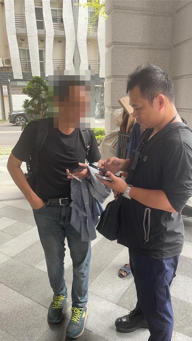 高雄一名无业男子随机找住户敲门索讨白包，住户惊觉遭诈骗报警逮人。（警方提供／任义宇高雄传真）