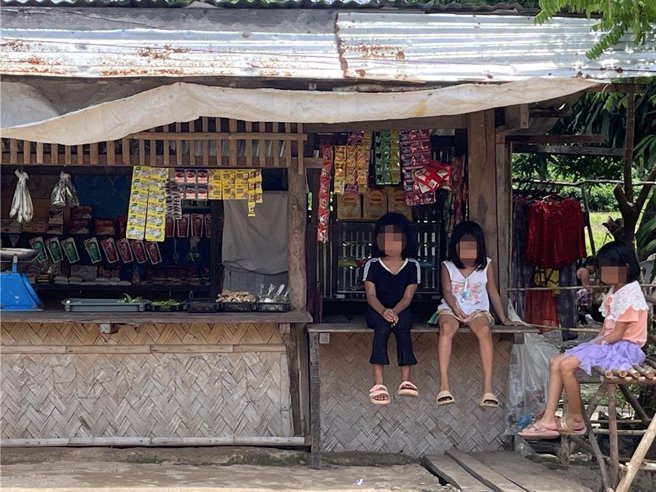 菲律宾巴拉望岛上巴拉望族人目前仍处在非常纯朴的自然生活环境。（蔡岳达提供／谢明俊苗栗传真）