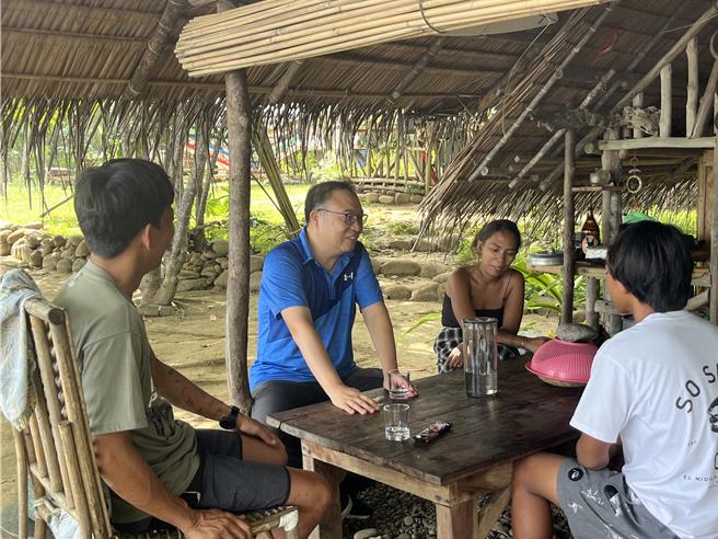 台中市逢甲大学社会创新学院院长汪浩（着蓝衣者）深入巴拉望部落，寻求改善巴拉望族人生活的契机。（蔡岳达提供／谢明俊苗栗传真）