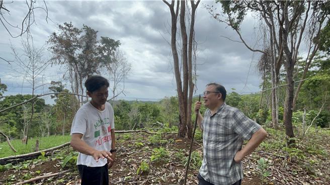 台中市逢甲大学社会创新学院院长汪浩（右）深入巴拉望部落，寻求改善巴拉望族人生活的契机。（蔡岳达提供／谢明俊苗栗传真）