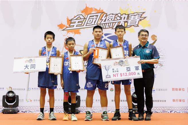 「2024原客青少年三对三篮球赛」全国总决赛24日在新竹市立体育馆举行，由苗栗县大同国小所组成的大同队，荣获国小男子组总决赛亚军。（苗栗县政府提供／谢明俊苗栗传真）