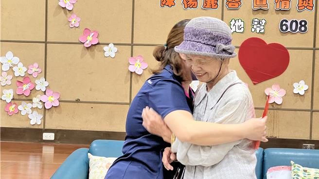 云嘉南4个家扶中心与20位受捐赠的妈妈们今天齐聚在新营北台南家扶中心，感谢陈杨丽蓉（右）的善心。（张毓翎摄）