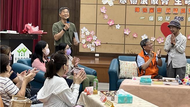 牵起家扶与陈杨丽蓉缘分的前北台南家扶中心主任周明泉（站着拿麦克风者），今天回娘家主持捐赠活动。（张毓翎摄）
