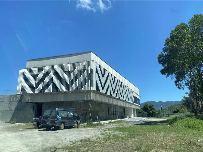 花莲县政府保存原住民传统文化，在光復乡马太鞍部落打造以阿美族为主题的「丰羽园区」，以2期工程施作「丰羽馆」和「舞祭场」，其中，第1期丰羽馆2年前开工动土，目前工程进度约87％，预计明年2月完工。（花莲县政府提供／罗亦晽花莲传真）