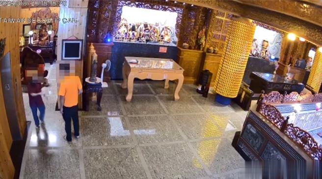 林女出沒廟宇，遂廟方人員當起偵探，特別注意她的一舉一動，果然趁他人不注意時竊取香油錢。（警方提供／吳佩蓉宜蘭傳真）