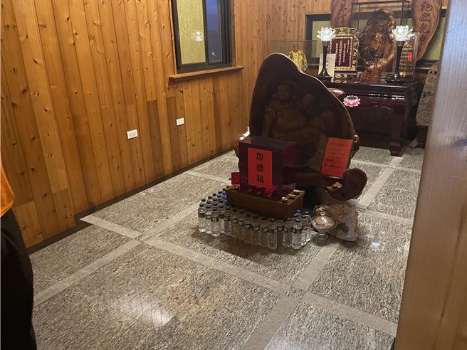 林女出沒廟宇，遂廟方人員當起偵探，特別注意她的一舉一動，果然趁他人不注意時竊取香油錢。（警方提供／吳佩蓉宜蘭傳真）