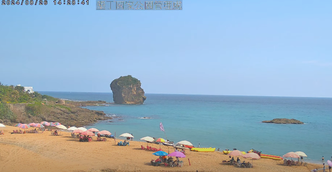 今天下午垦丁船帆石沙滩的即时影像，阳伞位置和昨天一样没变。（翻摄自YouTube）