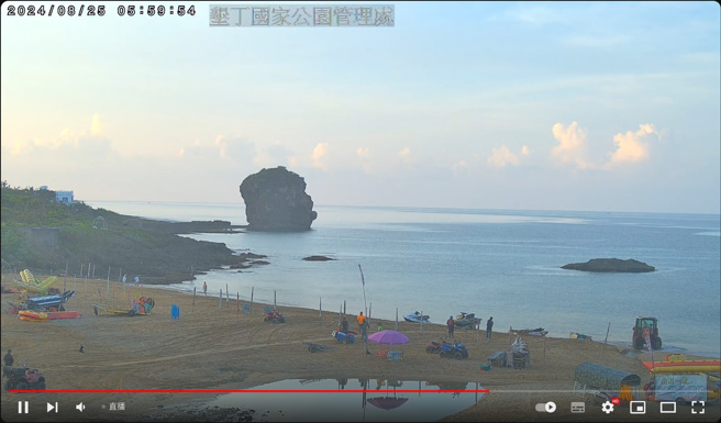 网友PO出25日早上6点船帆石沙滩的即时影像。（翻摄自YouTube）