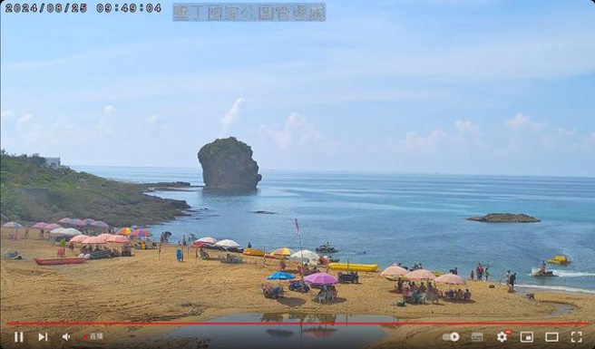 25日早上9点49船帆石沙滩的即时影像，阳伞跟早上6点的位置一样。（翻摄自YouTube）