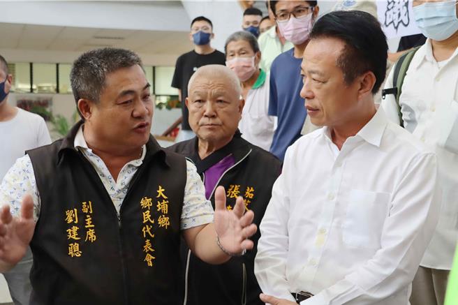 大埔鄉代會副主席劉建聰當場要翁章梁給承諾，讓居民安心。（呂妍庭攝）