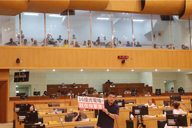 今大埔鄉多位茄苳村民到議會旁聽。（呂妍庭攝）