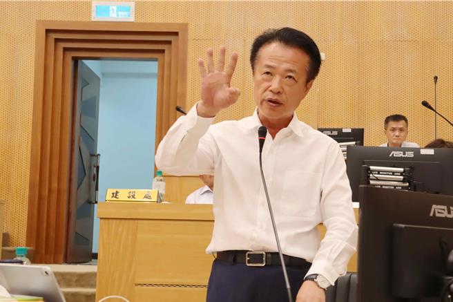 嘉義縣長翁章梁回應，業者需盡到溝通義務，除非居民同意，縣府才會核准設備申請。（呂妍庭攝）