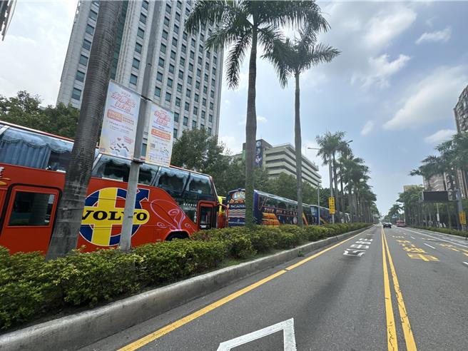 遊覽車業者發動司機向交通部陳情。（翻攝畫面）