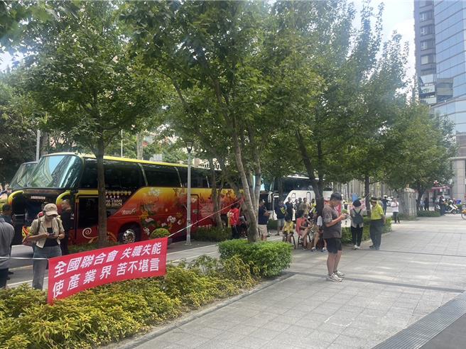 遊覽車司機包圍交通部。（翻攝畫面）