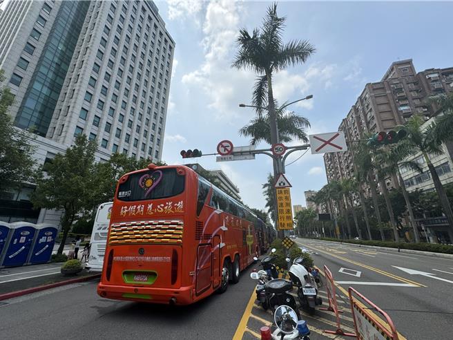 警方在路口疏導交通。（翻攝畫面）