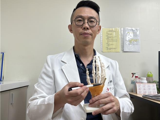 高雄中正脊椎骨科医师廖志祥说，「拳击手骨折」好发于第5掌骨颈部，因为不正当的施力造成，常见于脾气暴躁男性及拳击初学者，大部分患者经适当治疗后预后良好，不会留下太大的后遗症。（中正脊椎骨科提供／任义宇高雄传真）