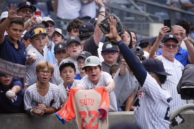 洋基球迷声援索托。（美联社）